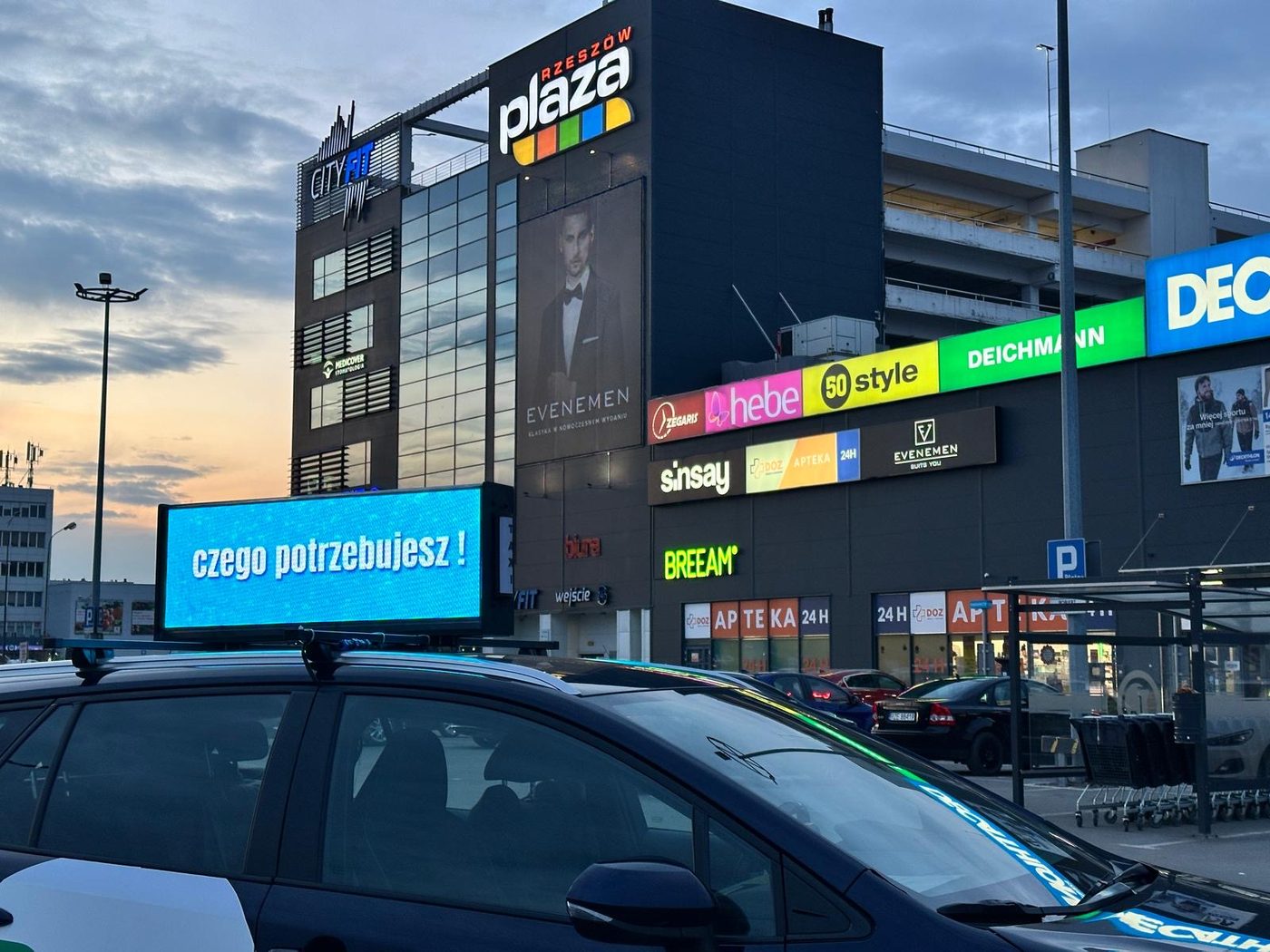 Taxi z ekranem LED przed centrum handlowym w Rzeszowie